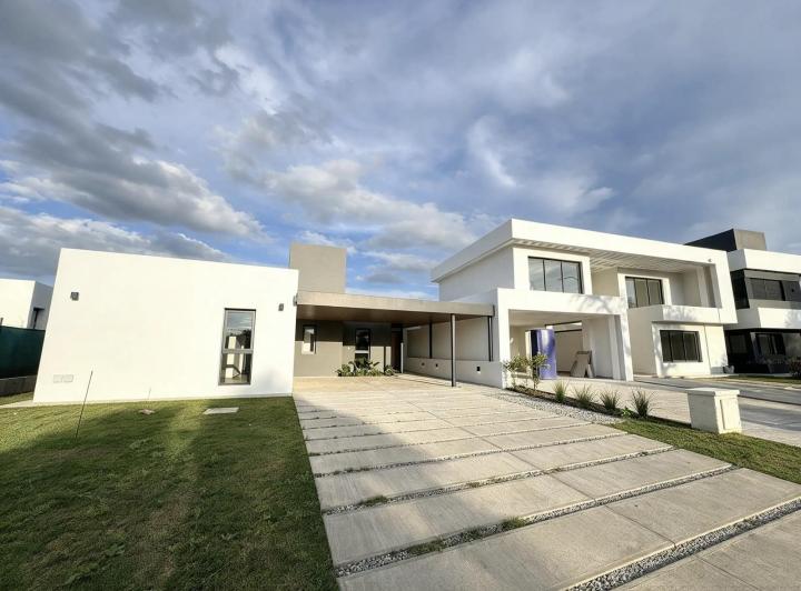 Casa · 135m² · 4 Ambientes · 2 Cocheras
