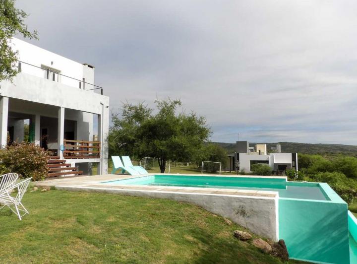 Casa · 215m² · 8 Ambientes · 3 Cocheras