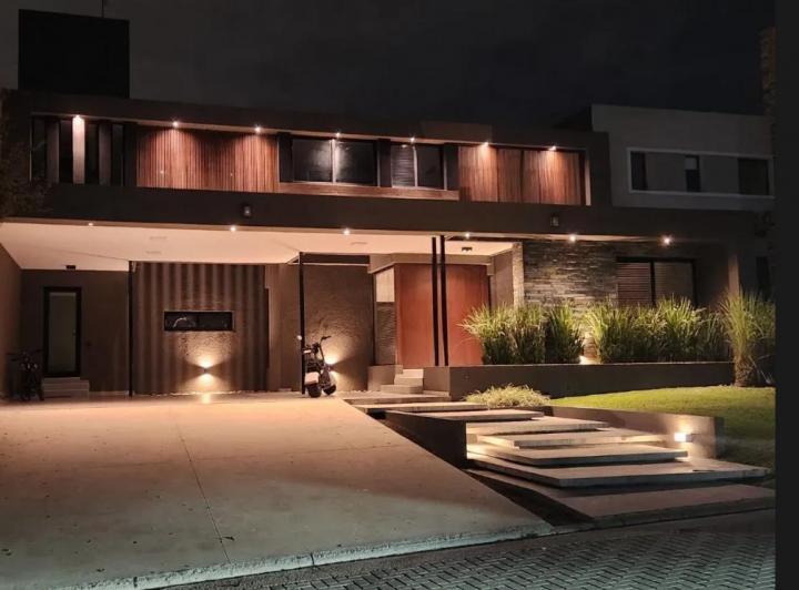 Casa · 312m² · 3 Dormitorios · 2 Cocheras