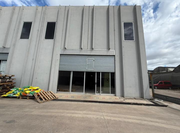 Bodega-Galpón · 300m² · 2 Ambientes