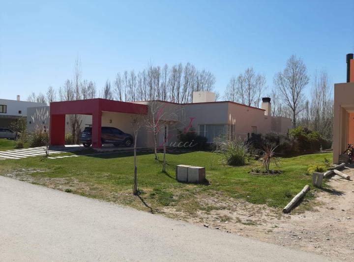 Casa · 800m² · 4 Ambientes · 4 Cocheras