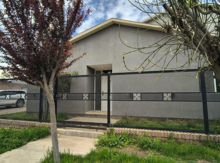 Casa · 218m² · 8 Ambientes · 2 Cocheras