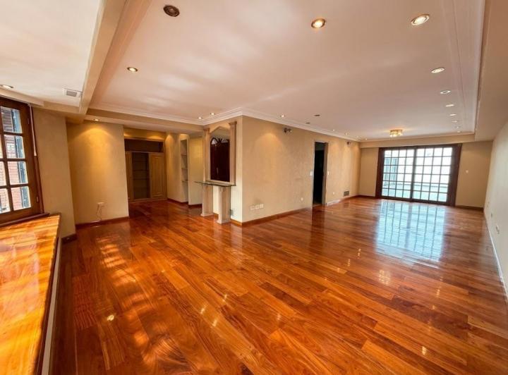 Casa · 321m² · 5 Ambientes · 1 Cochera