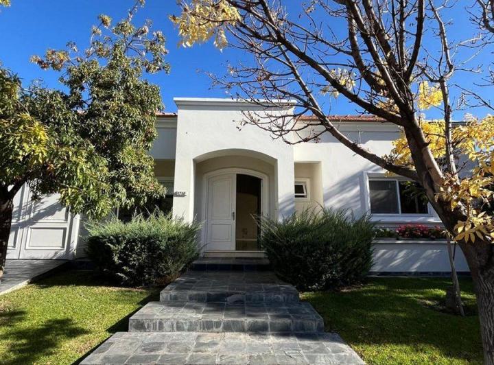 Casa · 270m² · 5 Ambientes · 2 Cocheras