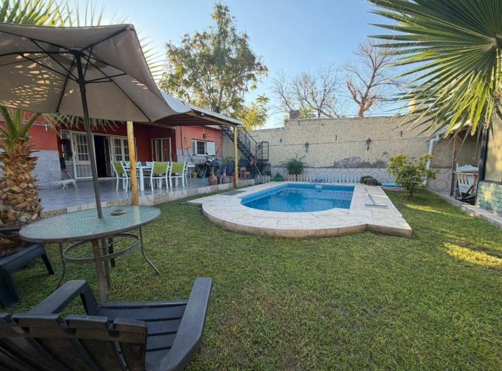 Casa · 400m² · 8 Ambientes · 4 Cocheras