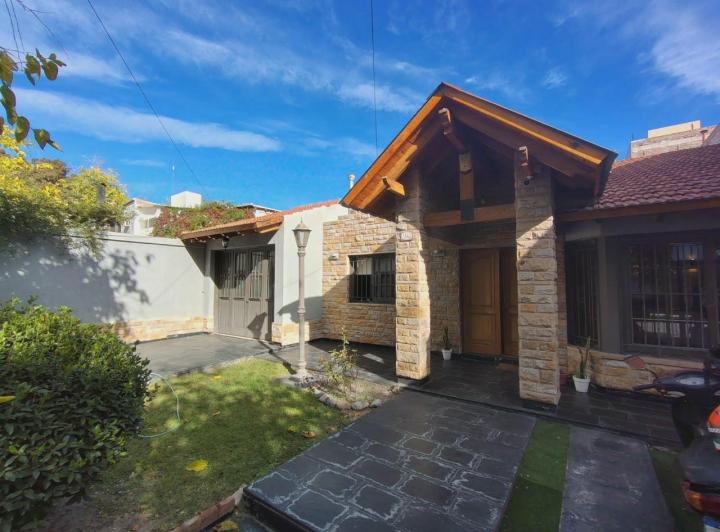 Casa · 147m² · 5 Ambientes · 2 Cocheras