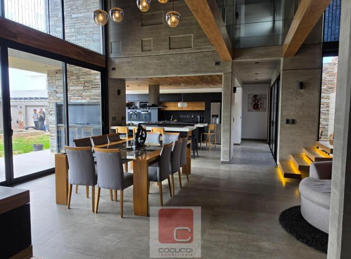 Casa · 463m² · 4 Dormitorios · 2 Cocheras