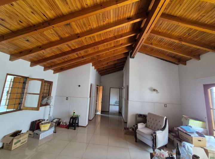 Casa · 180m² · 6 Ambientes · 2 Cocheras