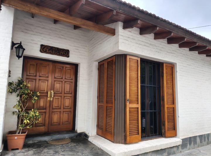 Casa · 350m² · 6 Ambientes · 4 Cocheras