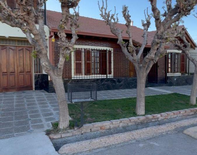 Casa · 219m² · 8 Ambientes · 1 Cochera