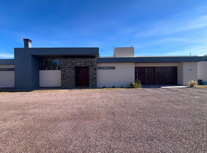 Casa · 348m² · 7 Ambientes · 3 Cocheras