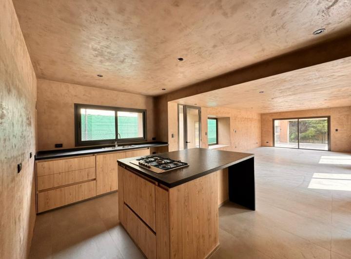 Casa · 829m² · 4 Ambientes · 2 Cocheras