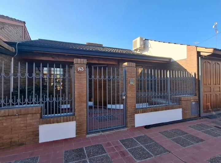 Casa · 200m² · 6 Ambientes · 1 Cochera