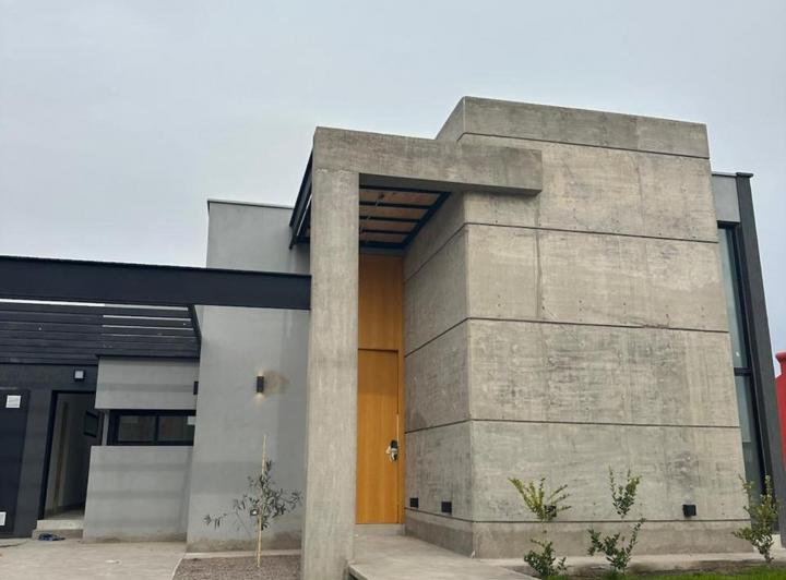 Casa · 170m² · 7 Ambientes · 2 Cocheras