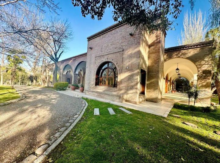 Casa · 1700m² · 30 Ambientes