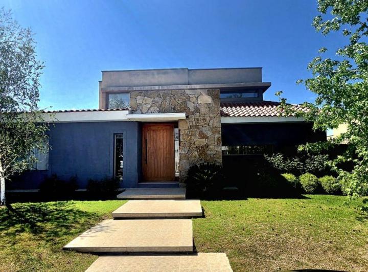 Casa · 300m² · 7 Ambientes · 3 Cocheras