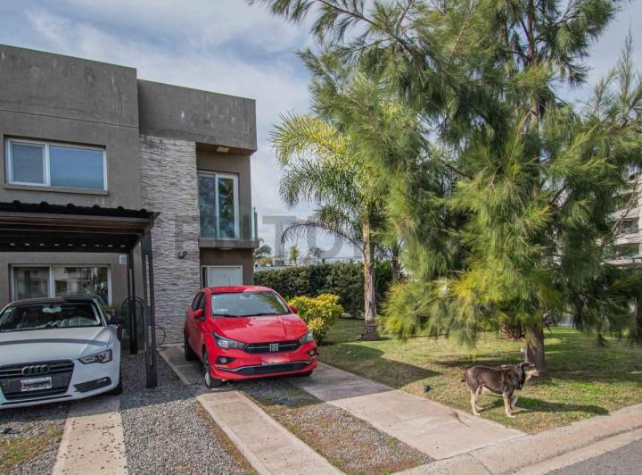 Casa · 136m² · 4 Ambientes · 2 Cocheras