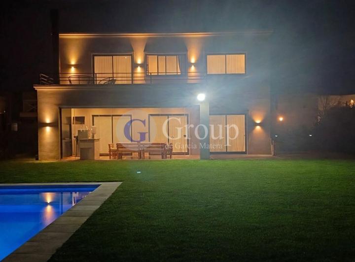 Casa · 187m² · 5 Ambientes · 4 Cocheras