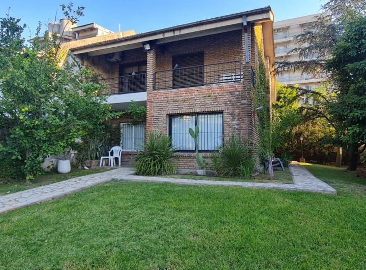 Casa · 235m² · 4 Ambientes · 2 Cocheras