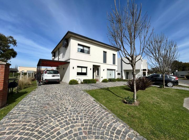 Casa · 185m² · 4 Ambientes · 2 Cocheras