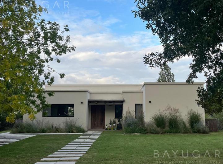 Casa · 148m² · 4 Ambientes · 3 Cocheras