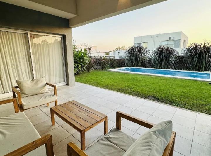 Casa · 100m² · 4 Ambientes · 2 Cocheras