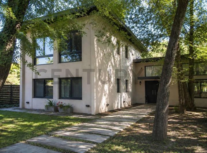 Casa · 284m² · 5 Ambientes · 2 Cocheras