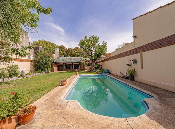 Casa · 195m² · 4 Ambientes · 2 Cocheras