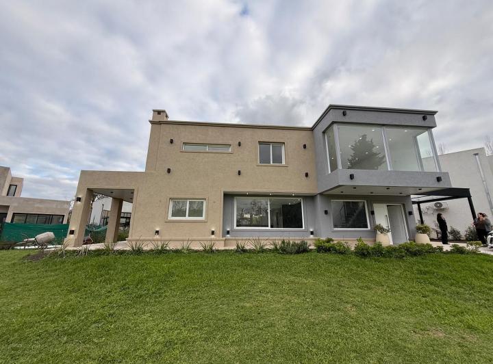 Casa · 230m² · 4 Ambientes · 2 Cocheras
