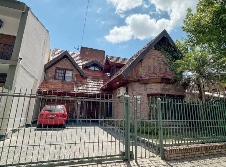 Casa · 240m² · 5 Ambientes · 4 Cocheras