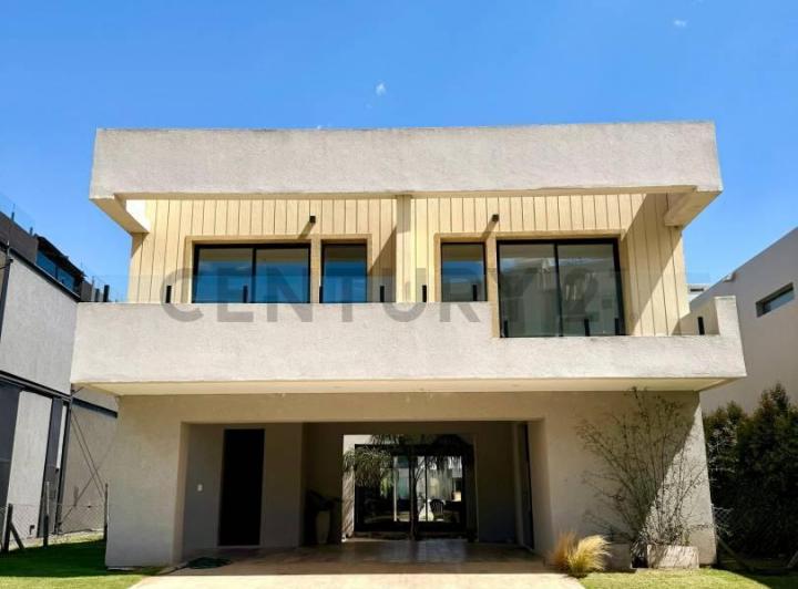 Casa · 200m² · 4 Ambientes · 4 Cocheras