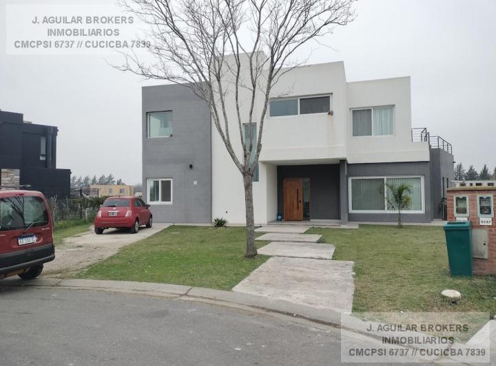 Casa · 318m² · 6 Ambientes · 2 Cocheras