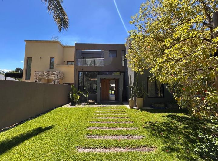 Casa · 196m² · 4 Ambientes · 2 Cocheras