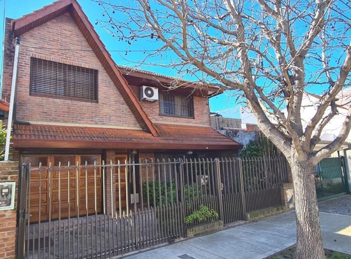 Casa · 200m² · 5 Ambientes · 1 Cochera