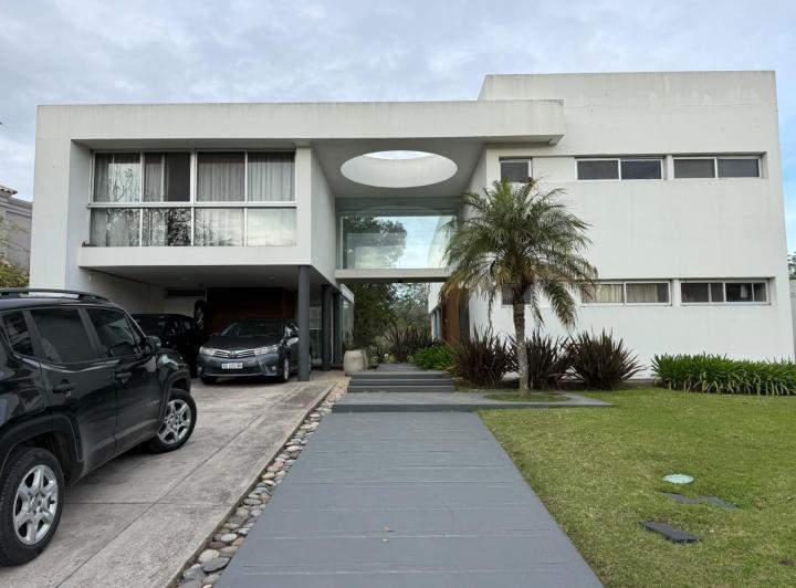 Casa · 408m² · 9 Ambientes · 6 Cocheras