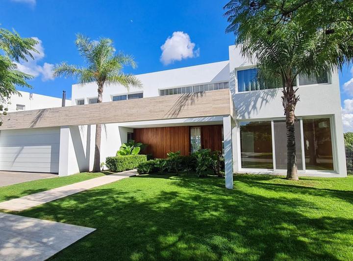 Casa · 381m² · 6 Ambientes · 2 Cocheras