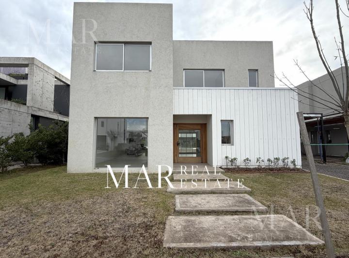 Casa · 200m² · 5 Ambientes · 1 Cochera