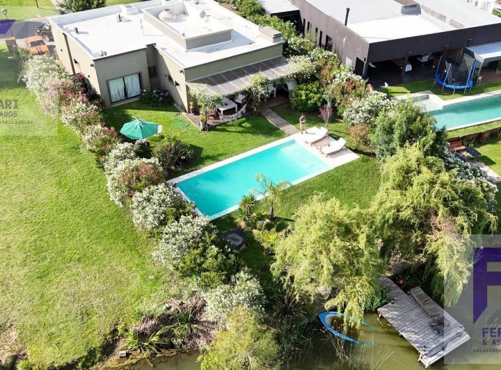 Casa · 210m² · 5 Ambientes · 4 Cocheras