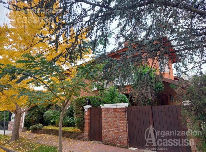 Casa · 302m² · 8 Ambientes · 1 Cochera