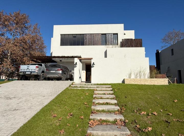 Casa · 268m² · 5 Ambientes · 1 Cochera