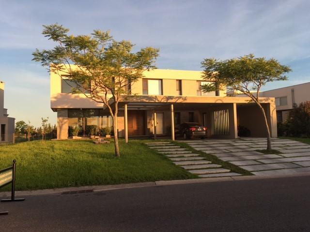 Casa · 300m² · 7 Ambientes · 2 Cocheras