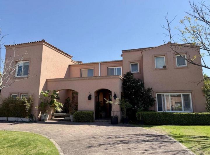 Casa · 50m² · 6 Ambientes · 2 Cocheras