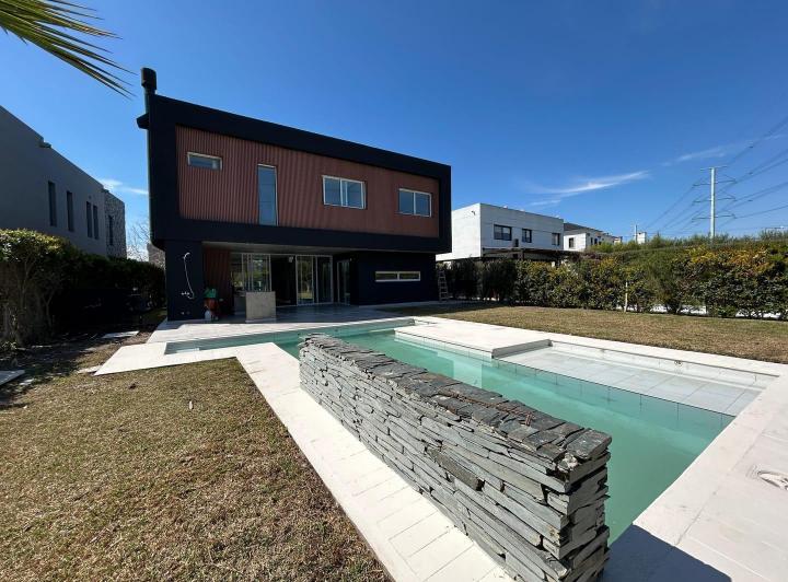 Casa · 330m² · 7 Ambientes · 5 Cocheras