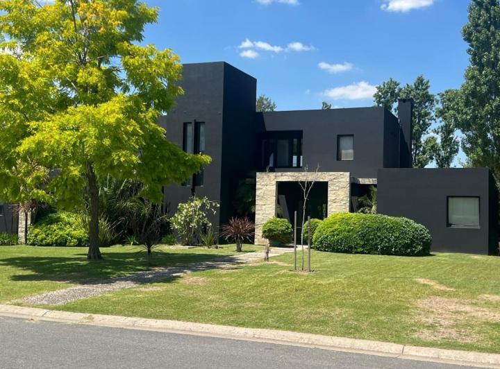 Casa · 650m² · 12 Ambientes · 6 Cocheras