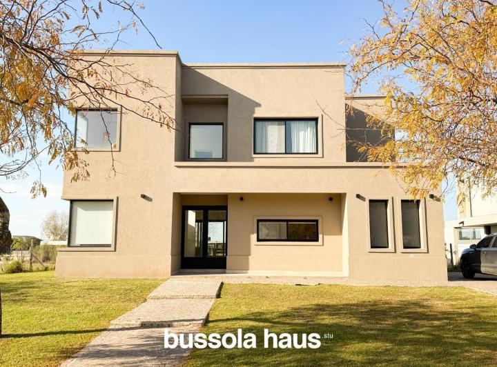 Casa · 226m² · 7 Ambientes · 2 Cocheras