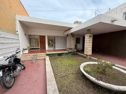 Casa sobre av. libertador. centro, capital
