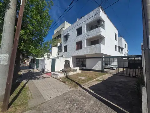 Departamento 2 dormitorios con balcon al frente