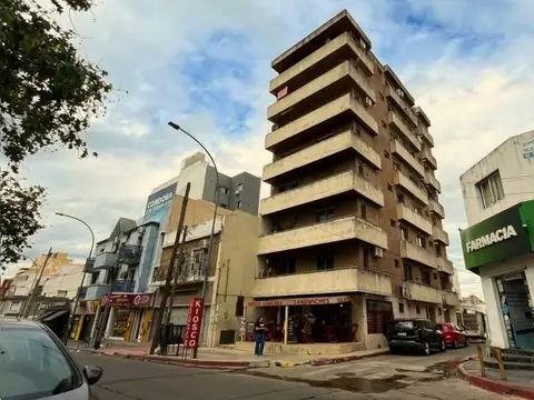 En venta 2 dormitorios frente a plaza j. del barco