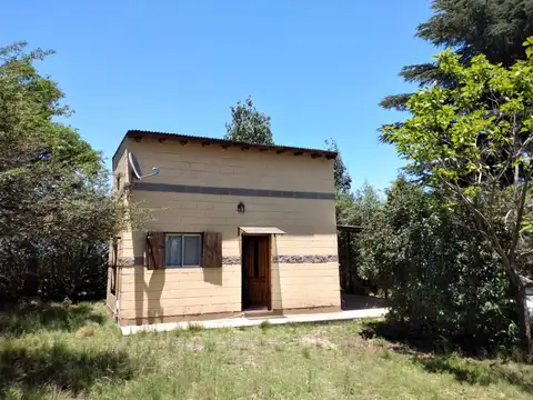 Casa en 2 plantas sobre gran terreno en esquina. los reartes