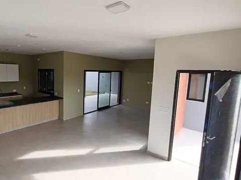 Casa de 2 dormitorios con losa radiante y terminaciones premium.